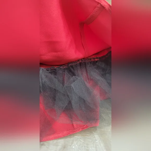 Beautiful Strapless red dress with black belt - Picture 5 of 11